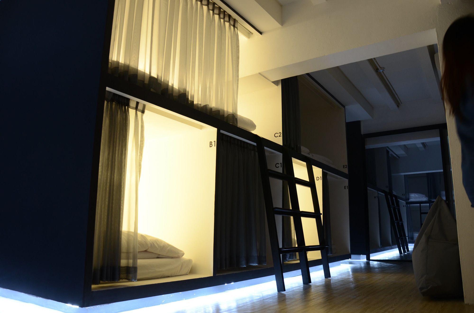 3 Howw Hostel At Sukhumvit 21 Bangkok Exterior photo